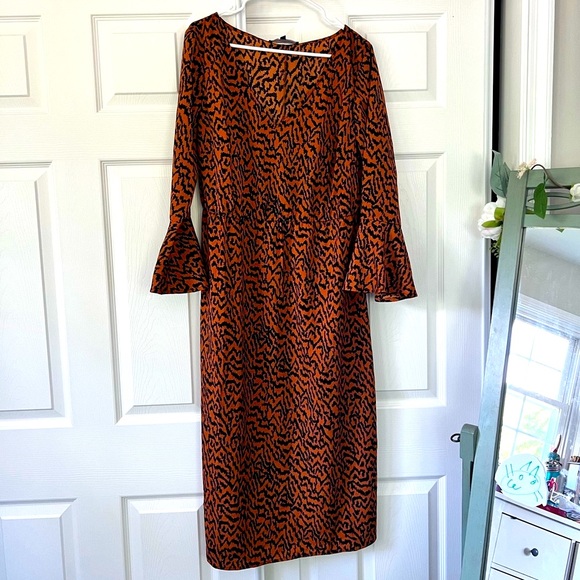 Eloquii Dresses & Skirts - Eloquii Flare Sleeve Dress with Scarf